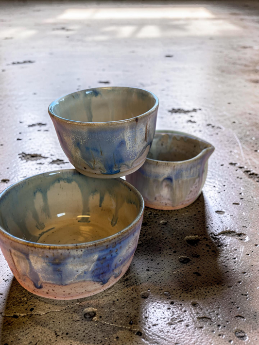 Unika sæt med skål, kop og mælkekande - blålige nuancer