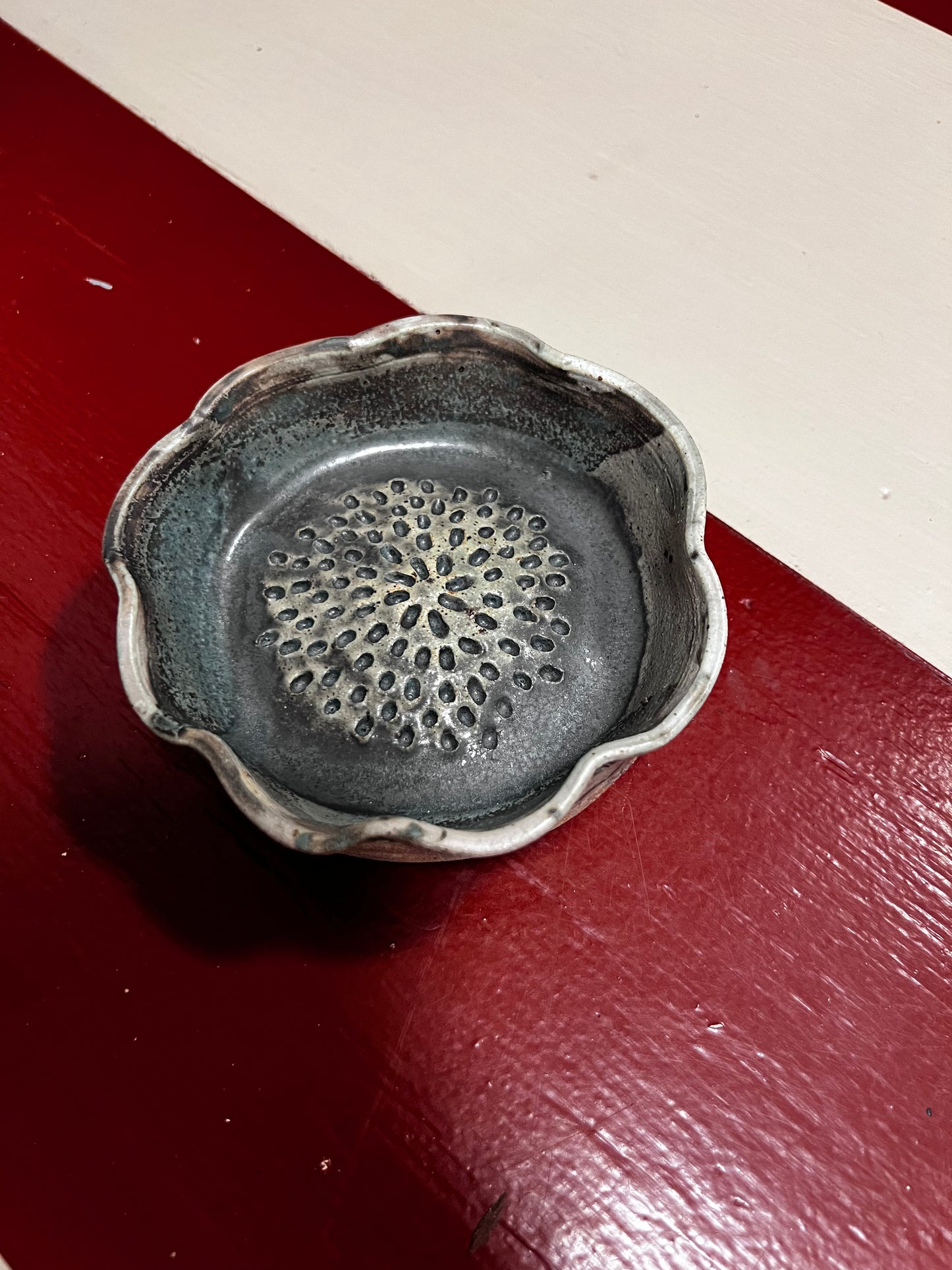 Unika keramik riveskål - Grey flower