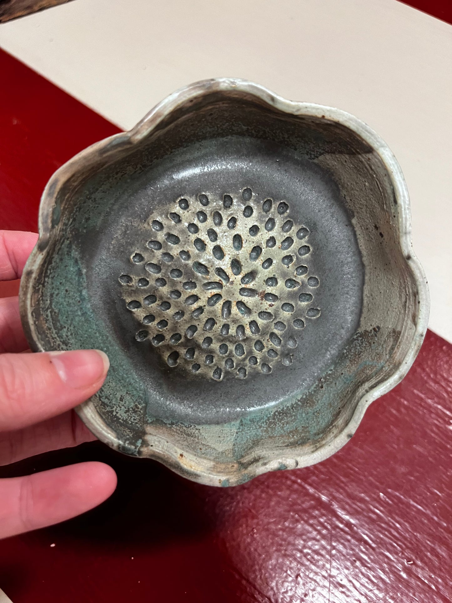 Unika keramik riveskål - Grey flower