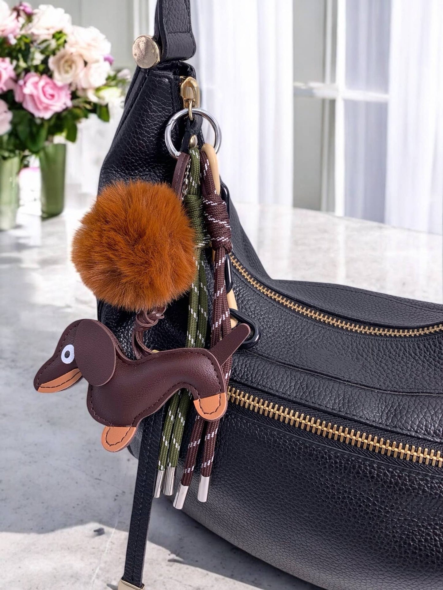 Taske amulet og nøglering med Hund/kvast