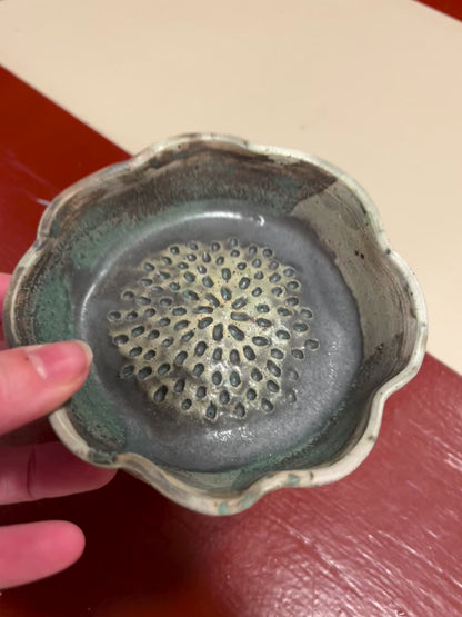 Unika keramik riveskål - Grey flower