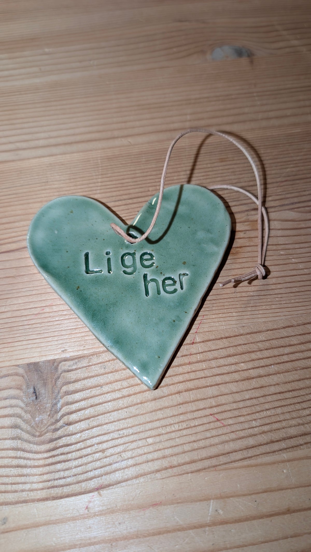 Keramik Hjerte "Lige her"
